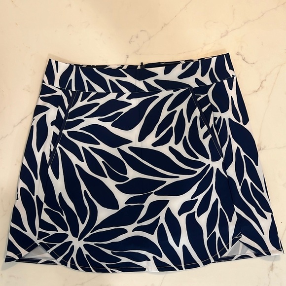 Brand New performance Vineyard Vines printed skort in White Bloom! - Picture 1 of 6